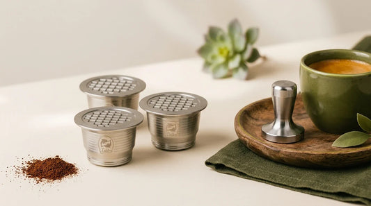 Photographie Ecosense pour l'article « Capsules de Café Réutilisables Nespresso : Guide Complet » — scène photoréaliste illustrant capsules réutilisables, inox, café zéro déchet, palette olive et lime, ambiance zéro déchet authentique.