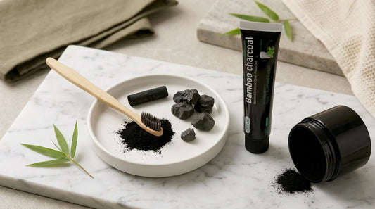 Photographie Ecosense pour l'article « Charbon Actif pour les Dents : Bienfaits et Mode d'Emploi » — scène photoréaliste illustrant dentifrice charbon, blanchiment naturel, ADA, palette olive et lime, ambiance zéro déchet authentique.
