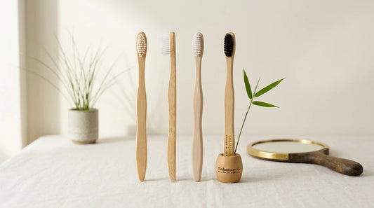 Photographie Ecosense pour l'article « Comment Choisir sa Brosse à Dents Écologique ? » — scène photoréaliste illustrant brosse écologique, fibres PLA, certification FSC, palette olive et lime, ambiance zéro déchet authentique.