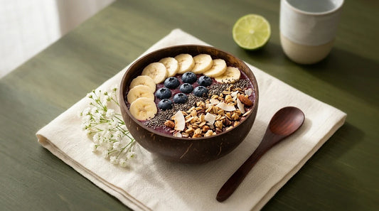 Photographie Ecosense pour l'article « Coconut Bowl : 7 Idées de Recettes Healthy et Photogéniques » — scène photoréaliste illustrant bol coco, smoothie bowl, buddha bowl, palette olive et lime, ambiance zéro déchet authentique.