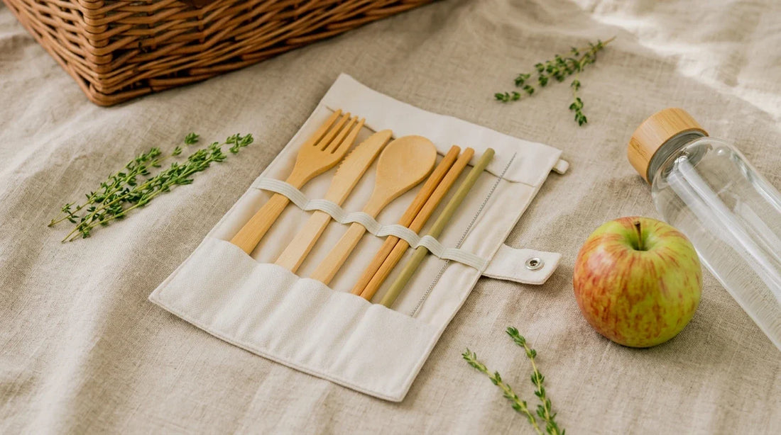 Photographie Ecosense pour l'article « Couverts en Bambou : Guide d'Achat et Entretien » — scène photoréaliste illustrant couverts bambou nomades, kit voyage, étui, palette olive et lime, ambiance zéro déchet authentique.