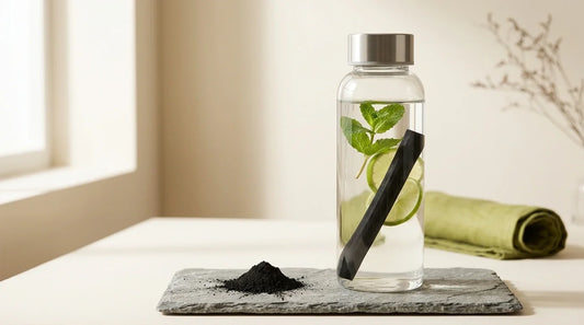 Photographie Ecosense pour l'article « Filtre à Eau au Charbon Actif Takesumi : Comment Ça Marche ? » — scène photoréaliste illustrant Takesumi, charbon binchotan, filtration eau naturelle, palette olive et lime, ambiance zéro déchet authentique.