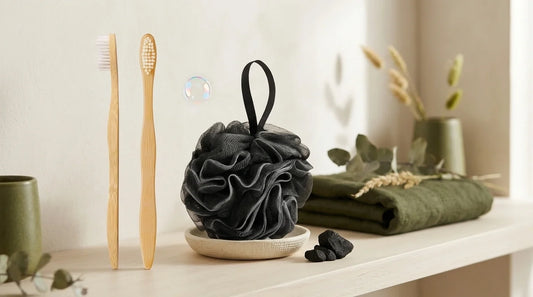 Photographie Ecosense pour l'article « Oriculi en Bambou : Alternative Zéro Déchet au Coton-Tige » — scène photoréaliste illustrant oriculi bambou, cotons-tiges réutilisables, coton-tige interdit, cure-oreille zéro déchet, hygiène des oreilles, palet