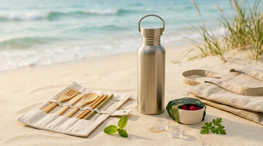 Photographie Ecosense pour l'article « Plage Sans Plastique : Comment Profiter de l'Été Durablement » — scène photoréaliste illustrant plage sans plastique, sac de plage zéro déchet, été durable, pollution plastique océan, gourde inox réutilisable, v
