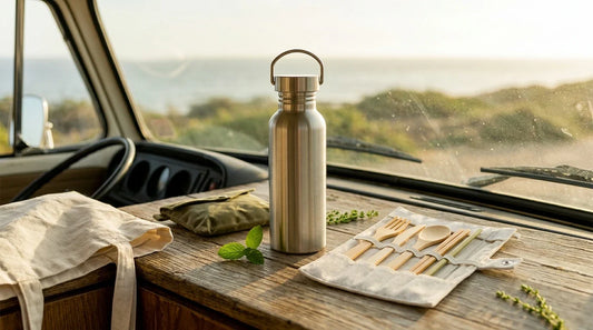 Photographie Ecosense pour l'article « Road Trip Éco-Responsable : Préparer sa Trousse Verte » — scène photoréaliste illustrant road trip éco-responsable, trousse verte voyage, kit zéro déchet voyage, gourde inox réutilisable, voyage écologique, pale
