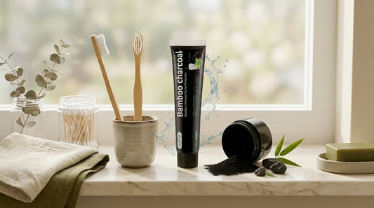 Photographie Ecosense pour l'article « Routine Beauté Naturelle : 5 Étapes Sans Plastique » — scène photoréaliste illustrant routine beauté naturelle sans plastique, salle de bain zéro déchet, cosmétiques solides, brosse à dents bambou, microplastiqu