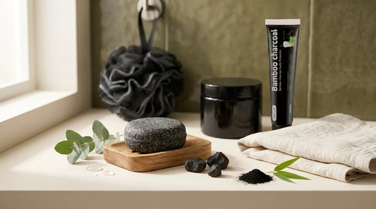Photographie Ecosense pour l'article « Shampoing Solide : Comment Bien le Choisir Selon ses Cheveux » — scène photoréaliste illustrant shampoing solide, choisir shampoing solide, shampoing solide cheveux gras, shampoing solide cheveux secs, tensioact