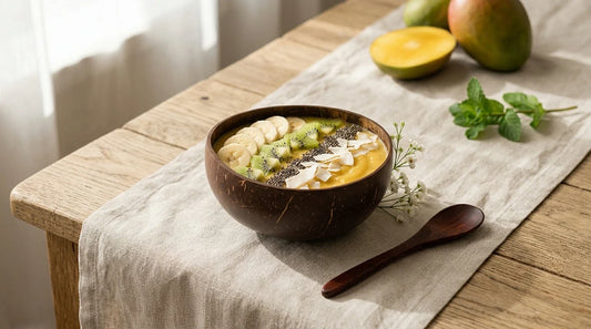 Photographie Ecosense pour l'article « Smoothie Bowl dans un Coconut Bowl : 5 Recettes Tropicales » — scène photoréaliste illustrant smoothie bowl, coconut bowl, bol noix de coco, recette tropicale, smoothie bowl mangue, zéro déchet cuisine, palette 