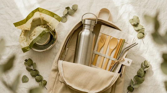 Photographie Ecosense pour l'article « Voyager Léger et Vert : Bagages Minimalistes et Durables » — scène photoréaliste illustrant bagages minimalistes durables, voyager léger, voyage zéro déchet conseils, trousse de toilette zéro déchet, bagage cabi